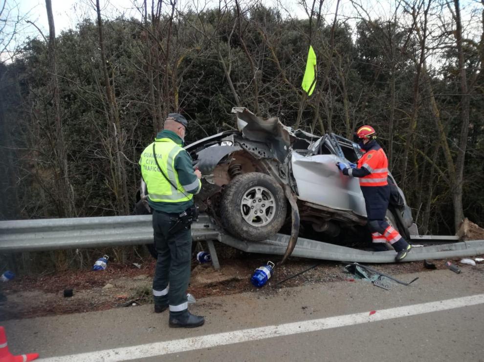 Imagen del vehículo tras el accidente de tráfico registrado este domingo en la carretera A-1513 de San Blas hacia El Campillo, en Teruel.