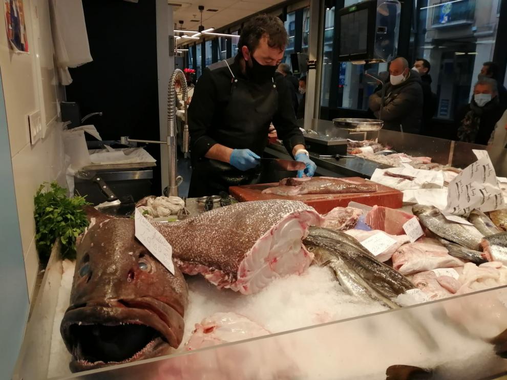 Un mero de 51 kilos en el Mercado Central de Zaragoza.