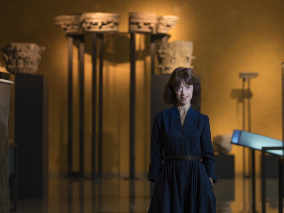 Irene Vallejo, amante de los autores clásicos, posa en una de las salas del museo del Teatro Romano de Zaragoza.