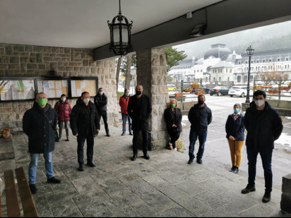Los alcaldes del valle del Aragón en primera fila (Jaca, Aísa, Villanúa, Borau y Canfranc) y detrás concejales de estos ayuntamientos en Canfranc, tras el pleno extraordinario celebrado este lunes