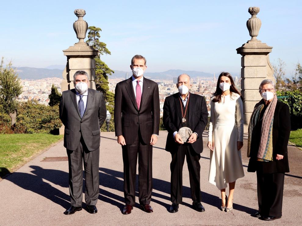 Los reyes entregan a Margarit el Cervantes en Barcelona en un acto íntimo