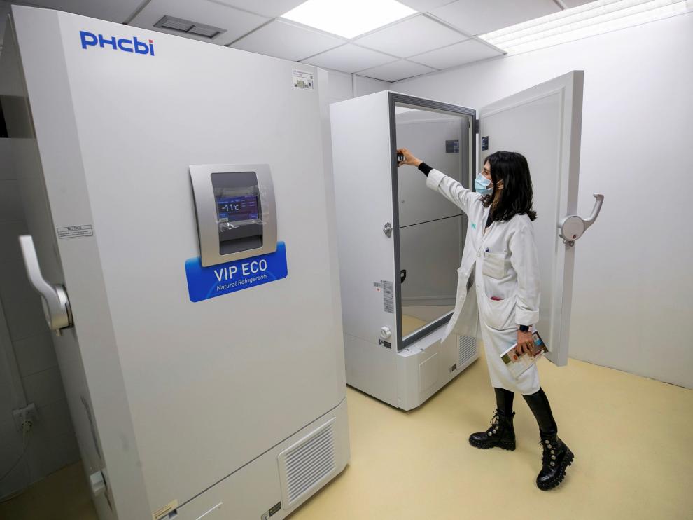 La vacuna se almacenará en contenedores refrigerados especiales, como estos, instalados en el Hospital Clínico Lozano Blesa.