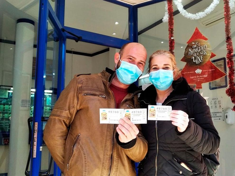 Dos agraciados del quinto premio que ha tocado en Alcañiz: María José Ber y Óscar Bernal.
