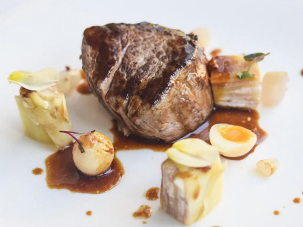 El solomillo de buey con terrina de patata, trompeta negra y trufa es uno de los platos del menú para llevar.