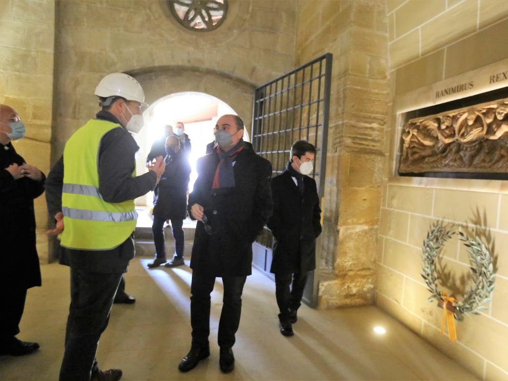 Javier Lambán, en primer término, en el panteón real de la iglesia de San Pedro de Huesca.