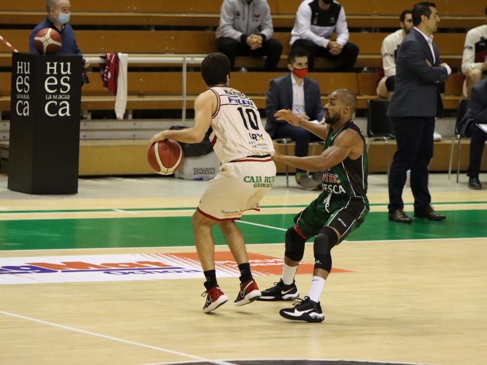 David Cubillán presiona a un jugador del equipo granadino.