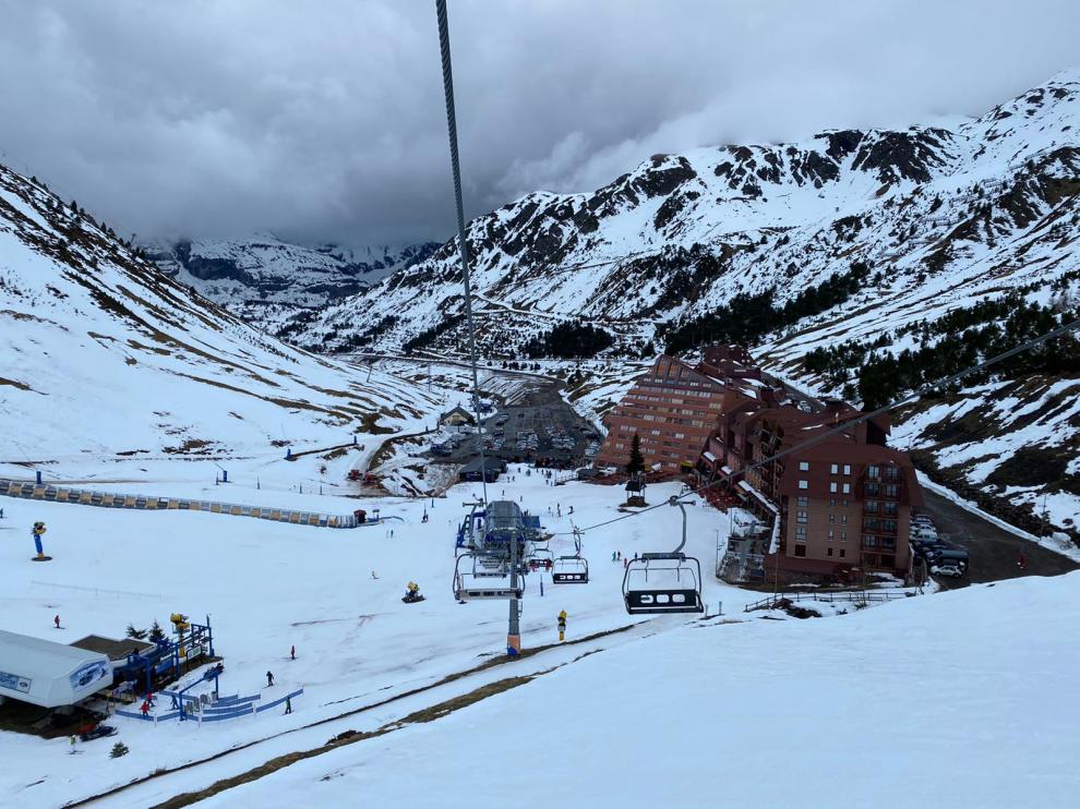 Astún estrena temporada con buena calidad de nieve y poca afluencia de esquiadores.