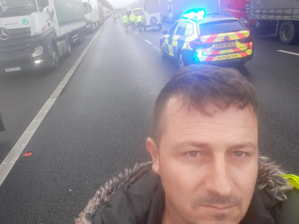 El transportista Cristian Mihesan, empleado de la empresa Marcotran, atrapado en las colas para llegar al eurotúnel y pasar a Francia.