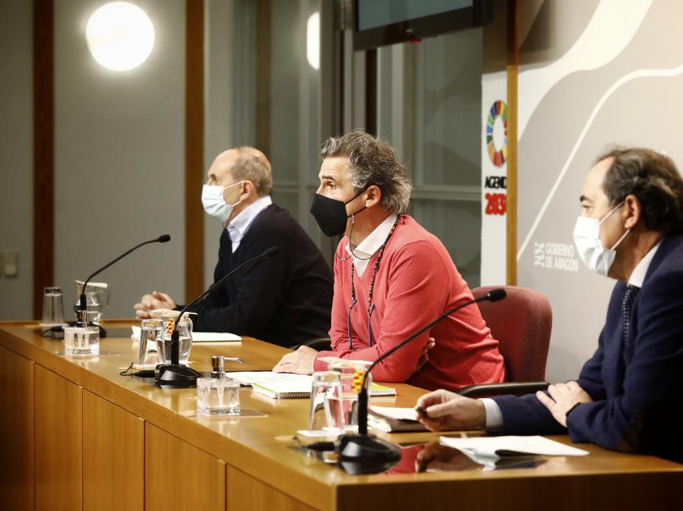 El jefe de servicio de Promoción de la salud y prevención de la enfermedad, Luis Gascón; el director general de Salud Pública, Francisco Javier Falo y el gerente del Servicio Aragonés de Salud, José María Arnal.