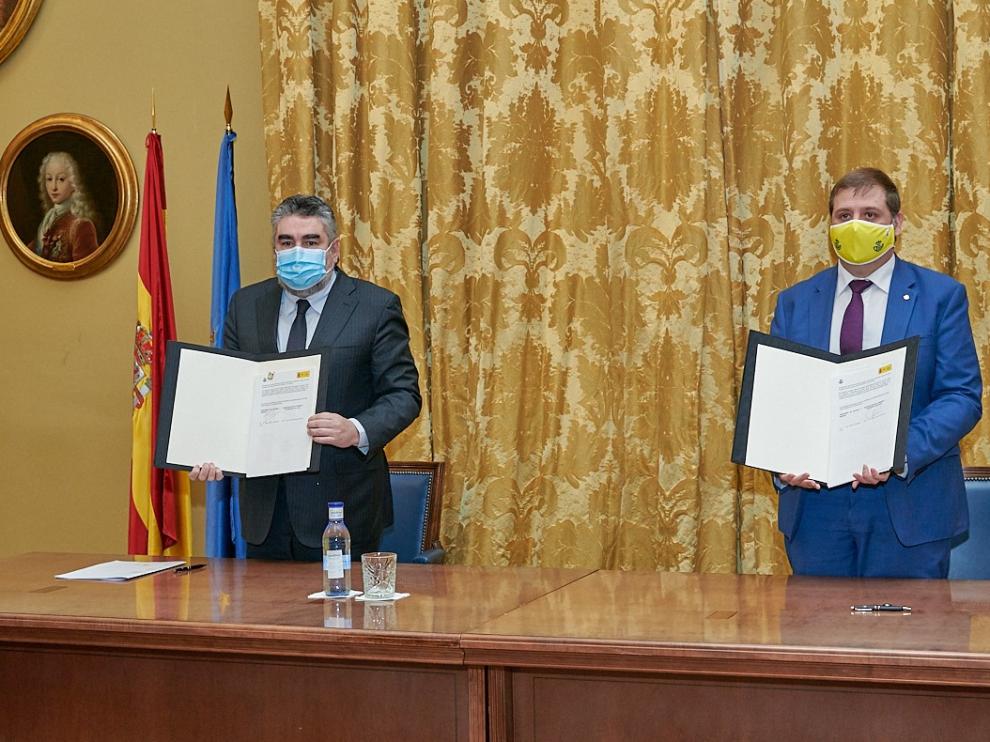 El ministro de Cultura y Deporte, José Manuel Rodríguez Uribes, y el presidente de Correos, Juan Manuel Serrano Quintana, han firmado este miércoles en la Biblioteca Nacional un convenio