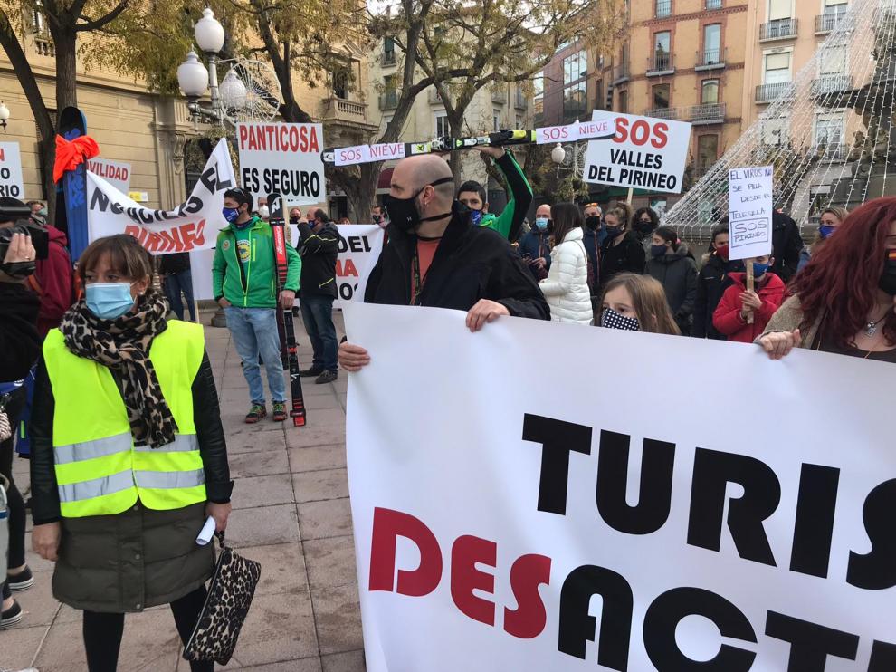 El sector de la nieve se manifiesta por las calles de Huesca y en Cerler para exigir un plan de rescate después de que la prórroga de los confinamientos provinciales hayan retrasado la apertura de casi todas las estaciones del Pirineo aragonés.