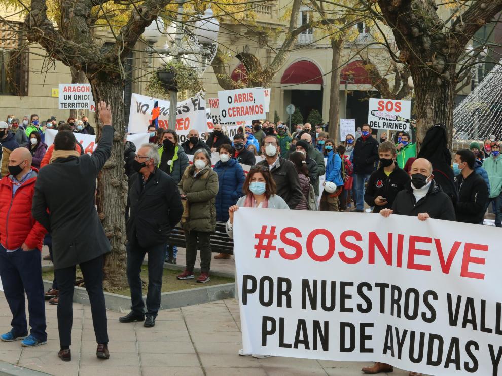 Multitudinaria manifestación en Huesca del sector de la nieve en el Pirineo