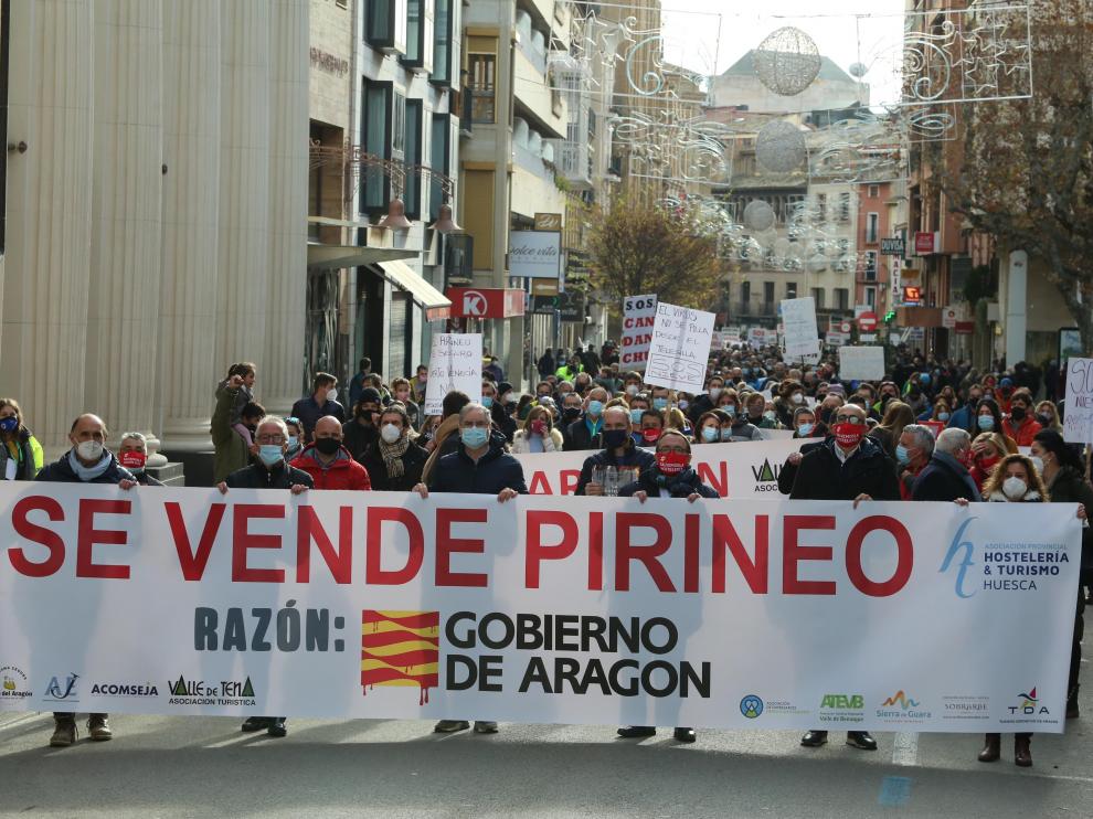Multitudinaria manifestación en Huesca del sector de la nieve en el Pirineo