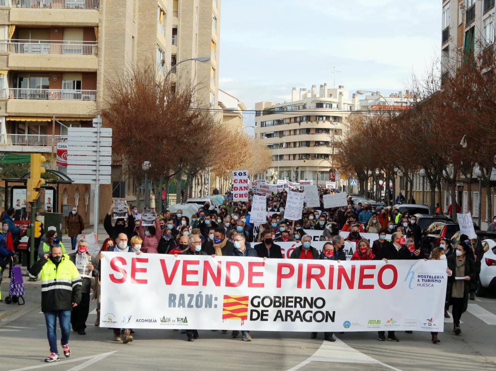 Multitudinaria manifestación en Huesca del sector de la nieve en el Pirineo