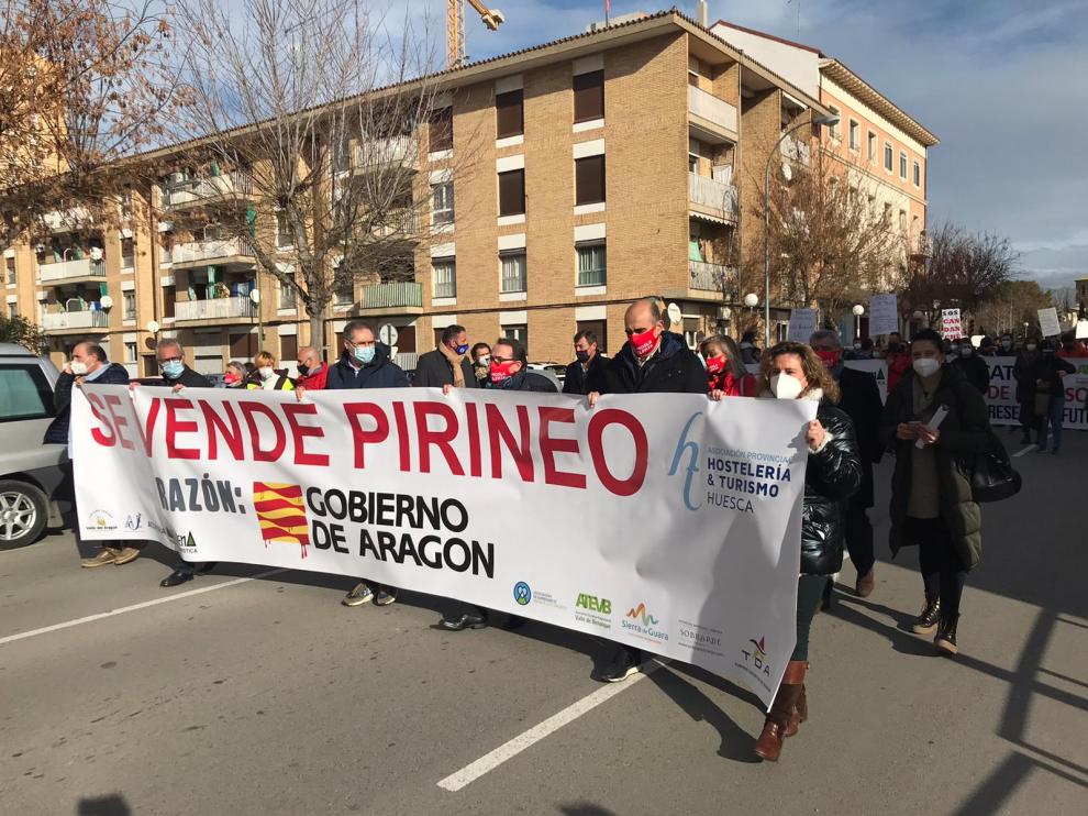 Multitudinaria manifestación en Huesca del sector de la nieve en el Pirineo