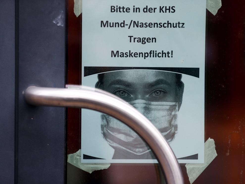 Una señal recuerda el uso de mascarilla en Mainz.