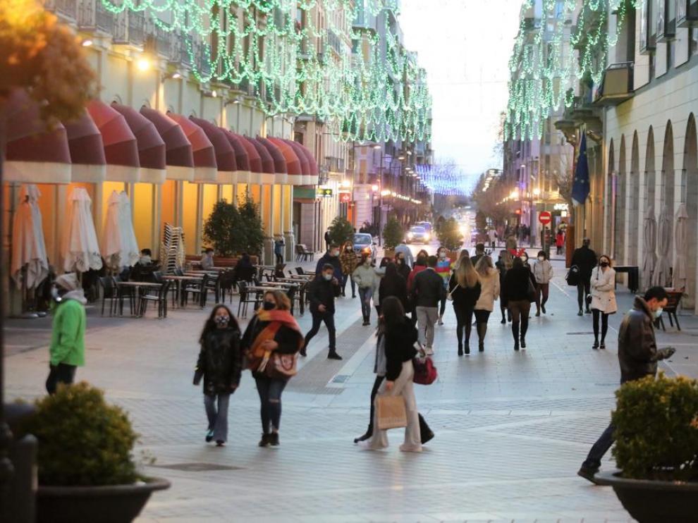 Mucho ambiente de vermú y controles en la Nochebuena oscense