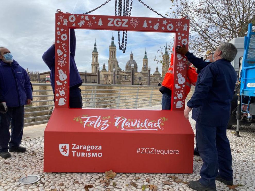 Photocall navideño instalado junto al puente de Piedra, en Zaragoza.