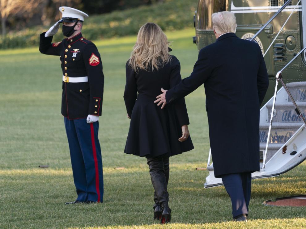 Trump y su esposa, Melania, abandonan la Casa Blanca para dirigirse a Mar-a-Lago