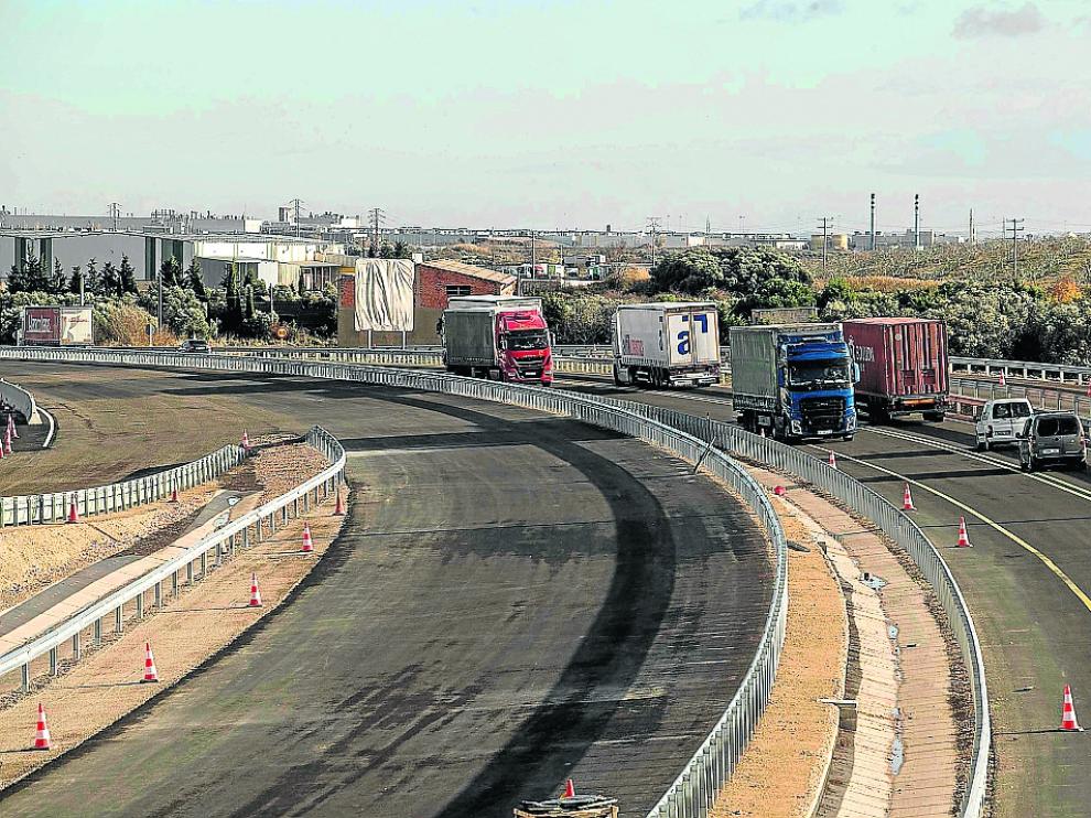 El tráfico circula por el nuevo trazado a la espera de rematar el asfaltado en amb os sentidos
