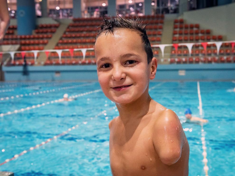 Ismail Zulfic, un niño bosnio de diez años que nació sin brazos, posa en la piscina durante un entrenamiento en Sarajevo (Bosnia-Herzegovina