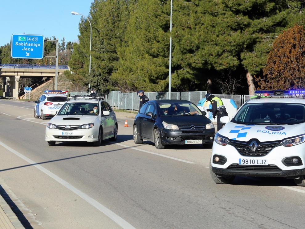 La Policía Local de Huesca, en uno de los controles de ayer en la capital altoaragonesa