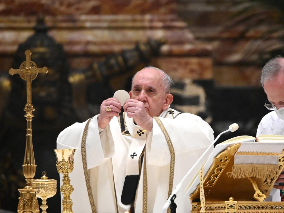 Vatican City (Vatican City State (holy See)), 24/12/2020.- Pope Francis during his homely as he leads a Christmas Eve mass to mark the nativity of Jesus Christ, at St Peter's basilica in the Vatican, 24 December 2020. (Papa) EFE/EPA/VINCENZO PINTO / POOL Pope Francis leads the Christmas night Mass in Saint Peter's Basilica