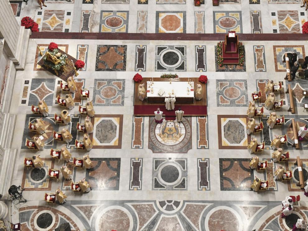 Vatican City (Vatican City State (holy See)), 24/12/2020.- A handout picture provided by the Vatican Media shows Pope Francis as he leads the Christmas night Mass in Saint Peter's Basilica at the Vatican City, 24 December 2020. (Papa) EFE/EPA/VATICAN MEDIA / HANDOUT HANDOUT EDITORIAL USE ONLY/NO SALES Pope Francis leads the Christmas night Mass in Saint Peter's Basilica