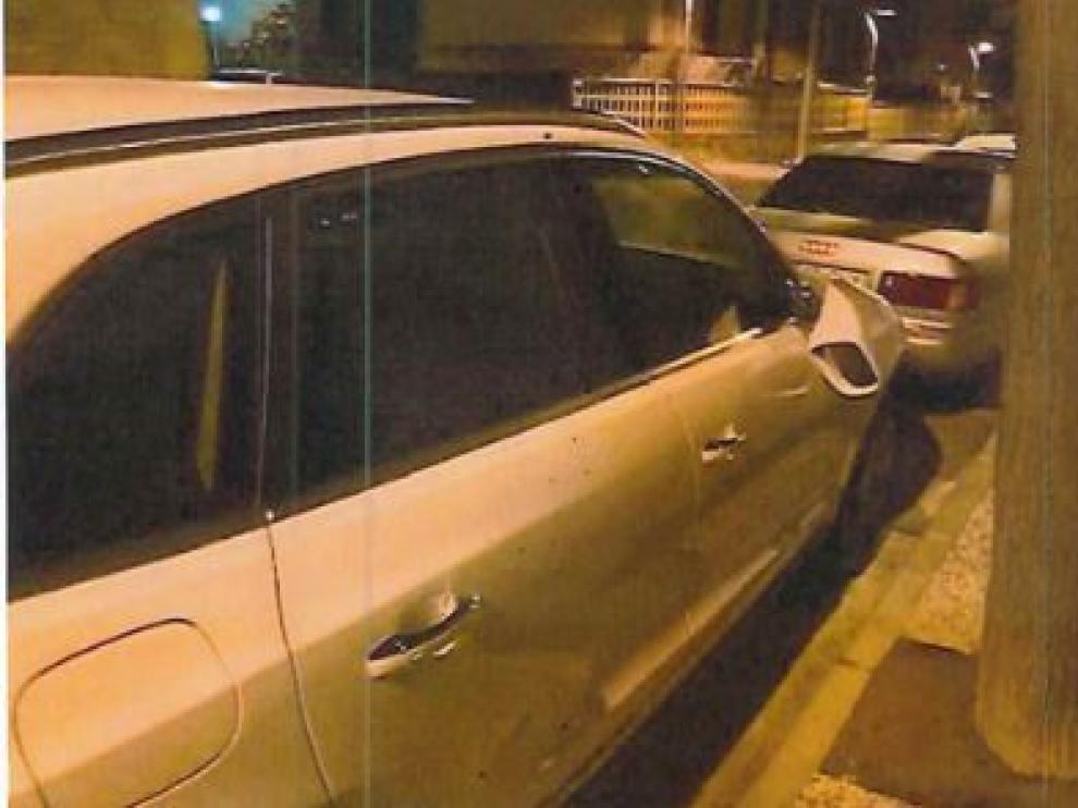 Uno de los coches atacados por el individuo.