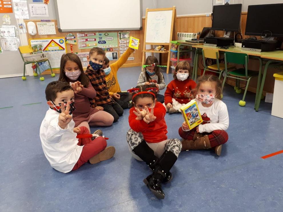 Varios alumnos en una clase del CEIP Maestro Monreal de Ricla (Zaragoza).