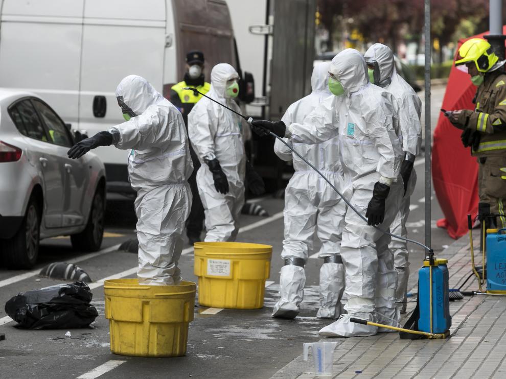 Despliegue de bomberos en Tenor Fleta 56 ante un aviso de posible infectado de coronavirus que tras la prueba dio negativo