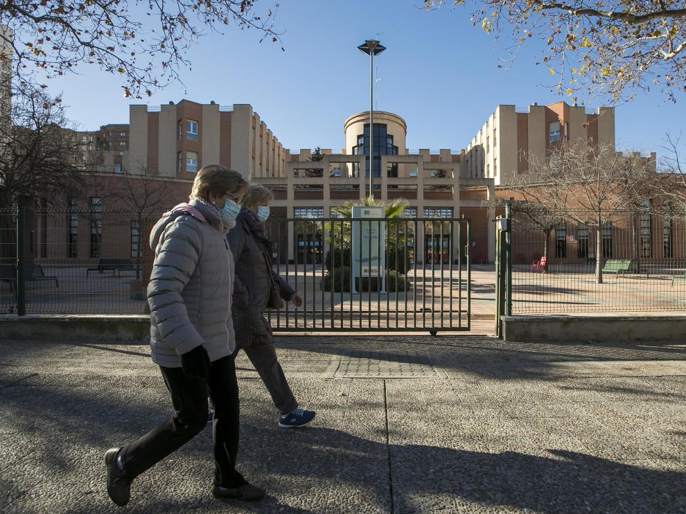 El exterior de la residencia Romareda, en Zaragoza, ayer