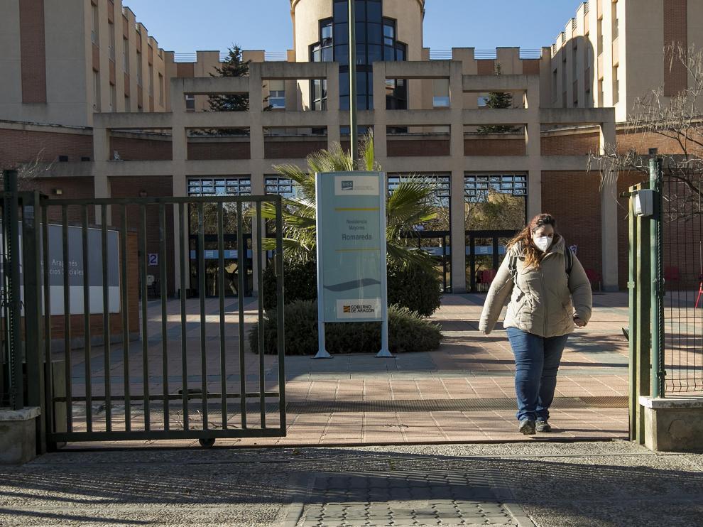 Una mujer, a la salida de la residencia Romareda, donde este domingo comienza la vacunación.
