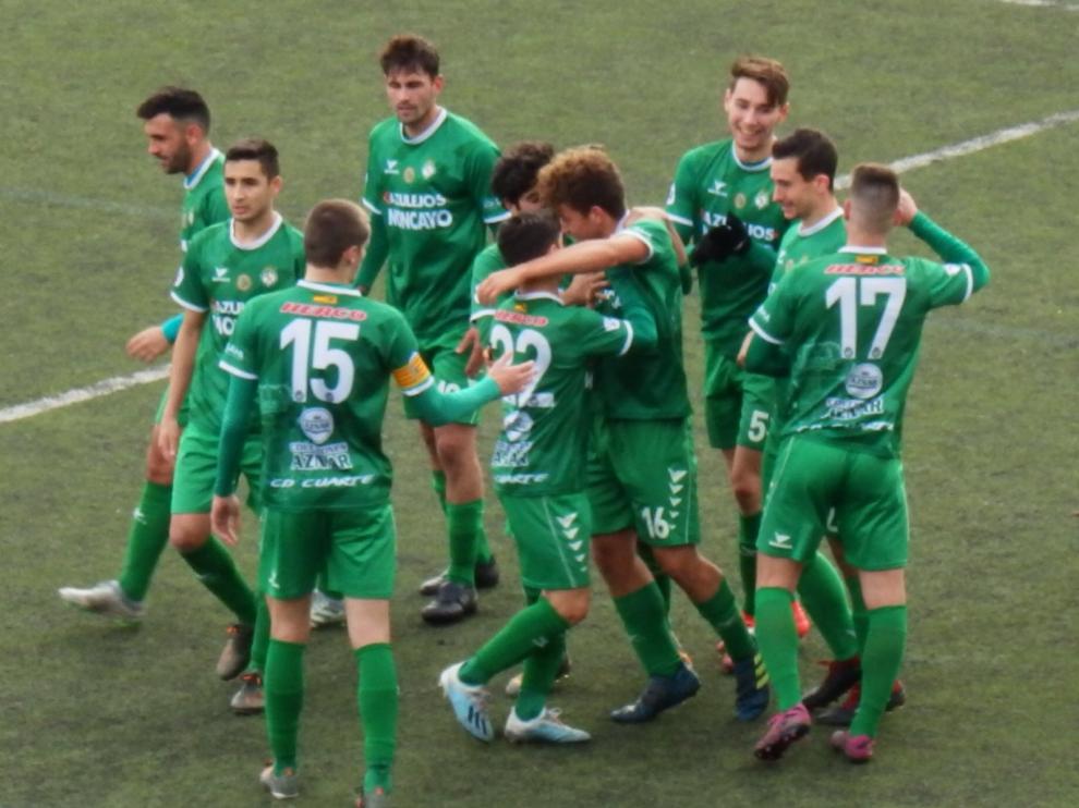 Los jugadores del Cuarte celebran un gol.