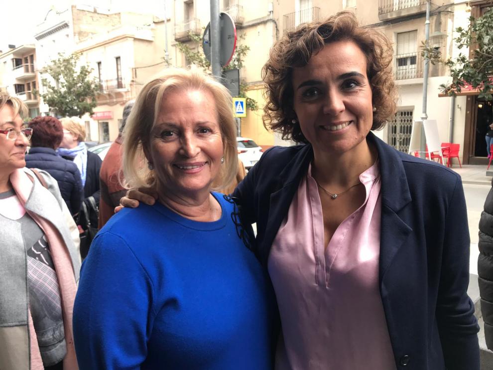 Celia Rajoy, a la izquierda, junto a Dolors Montserrat, portavoz del PP en el Parlamento Europeo, durante una visita a Barbastro.