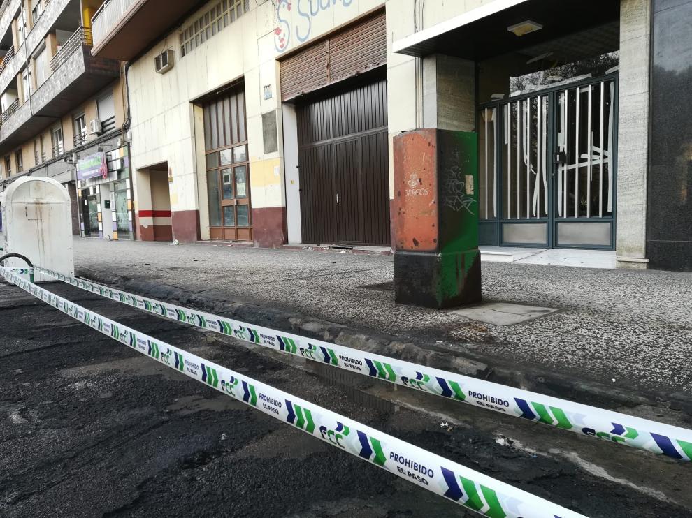 Contenedores quemados a la entrada de la calle de Alvira Lasierra, junto al Parque Bruil de Zaragoza.