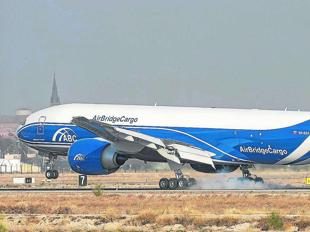 El Boeing 777 de Air Bridge Cargo que tendrá Zaragoza como base de operaciones, el pasado día 17, a su llegada a la capital