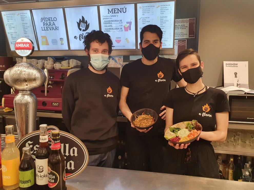 En la barra de la Taberna A Flama: Ramón, Guillén y Cristina