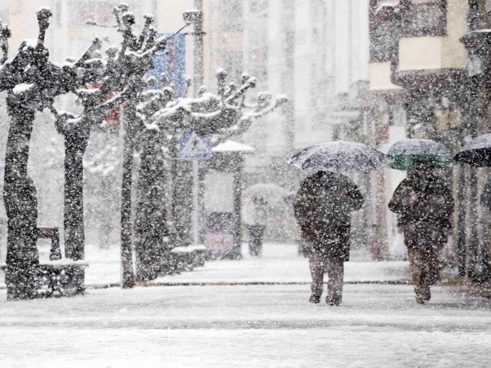 Estampa invernal, con paraguas y copos de nieve.