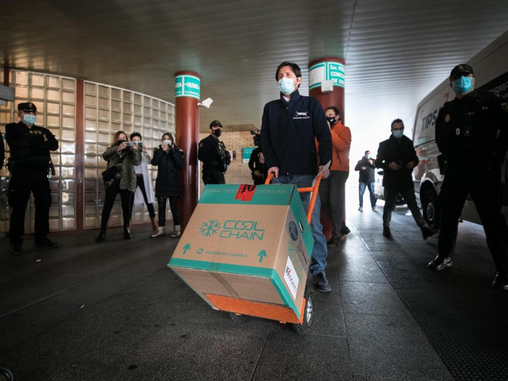La caja con las vacunas de Pfizer llegaron al hospital Clínico de Zaragoza a las 9.40