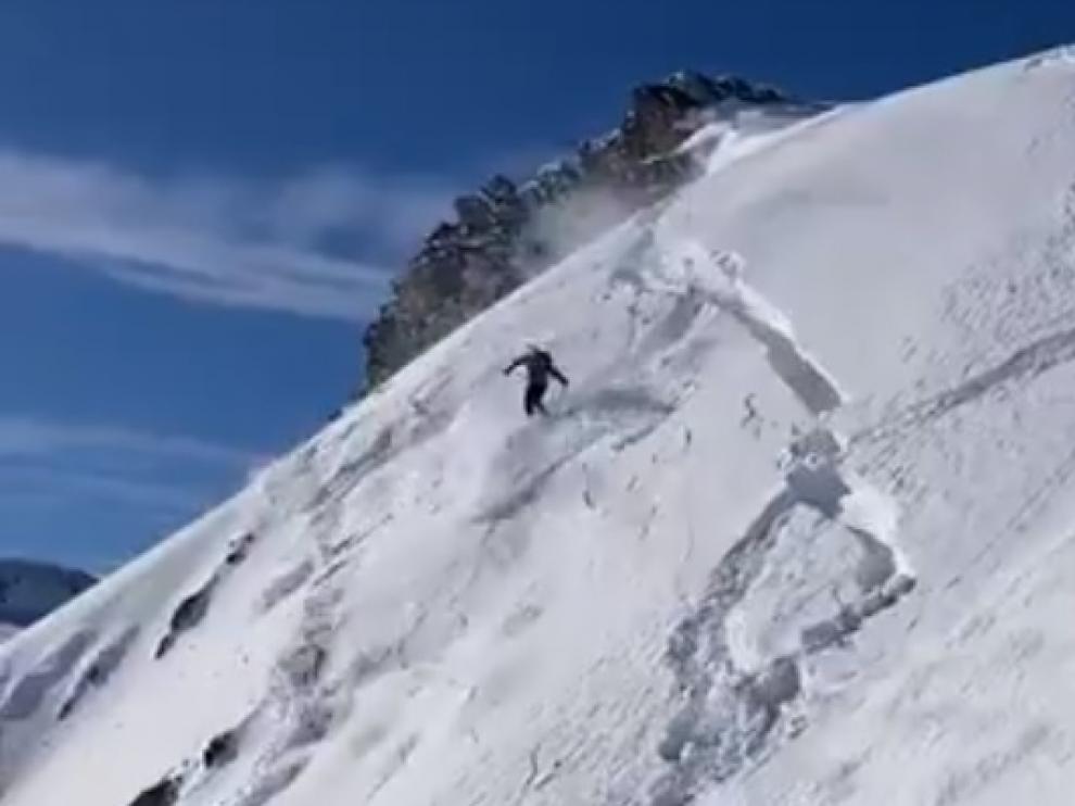 Momento en que se corta la placa de nieve y arrastra al esquiador montaña abajo.