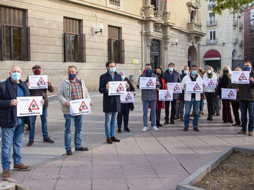 Representantes del PP, en la manifestación que el miércoles recorrió las calles de Huesca para pedir un plan de rescate para el sector de la nieve.