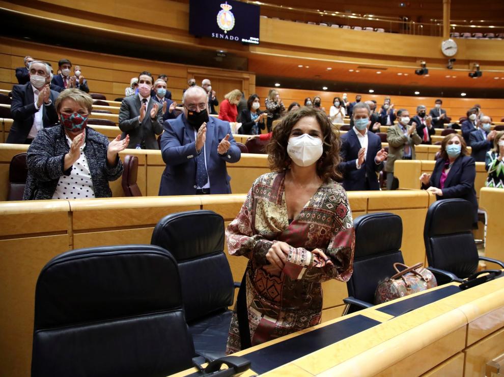 La ministra de Hacienda recibe el aplauso de los senadores de su partido tras la aprobación de los Presupuestos en la Cámara Alta.