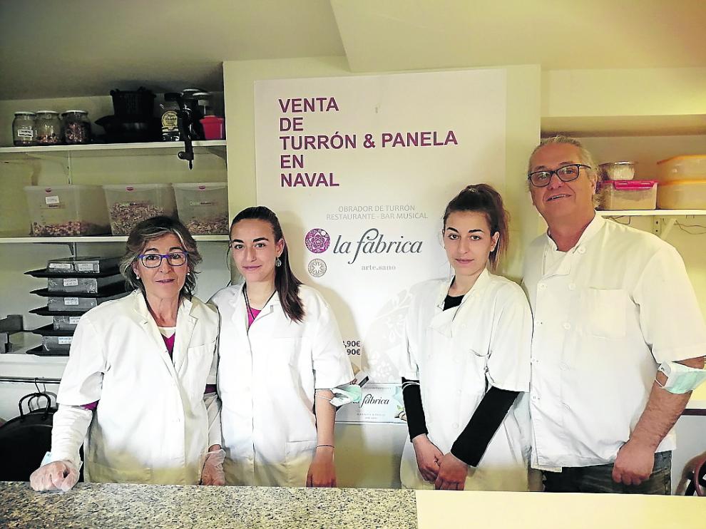 Claudio Ramírez, junto a Inma Bielsa y sus hijas Alba y Laura. ha