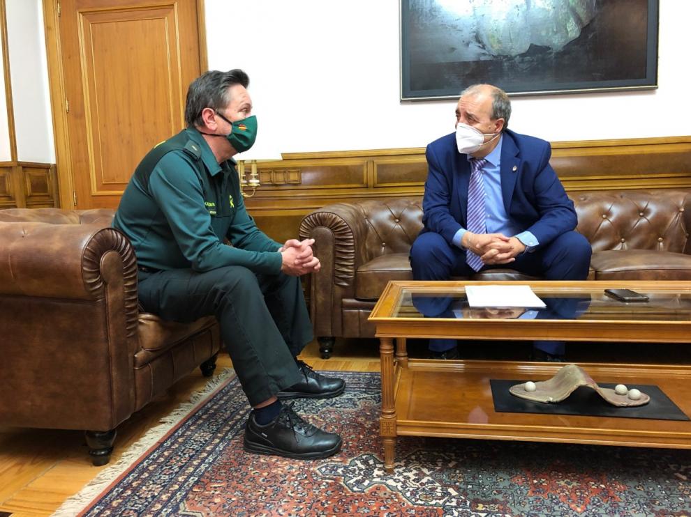El presidente de la DPT, Manuel Rando, con el jefe interino de la Comandancia, José Miranda.