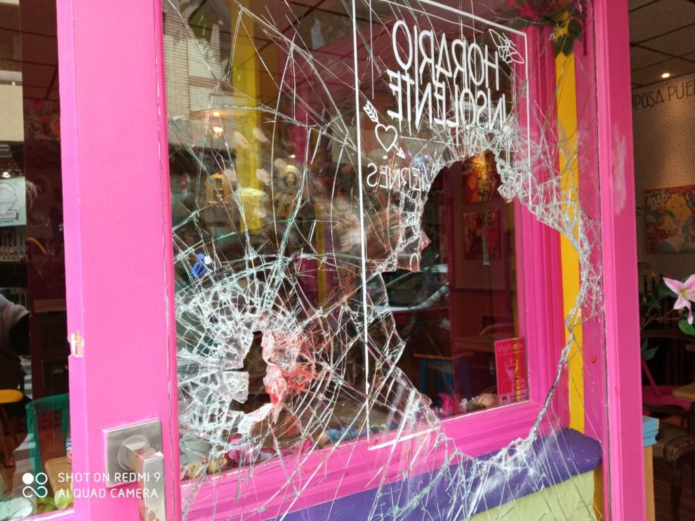 La puerta del Insolente Decobar, en la calle La Paz, destrozada