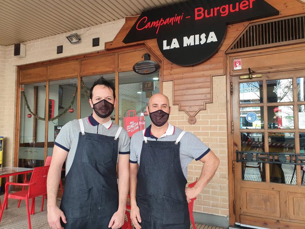 Máximo Pérez y su tío José Luis Gordo en el Burger La Misa