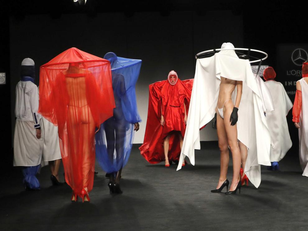 Varias modelos lucen prendas de Accidental Cutting en la Mercedes Fashion Week de Madrid.