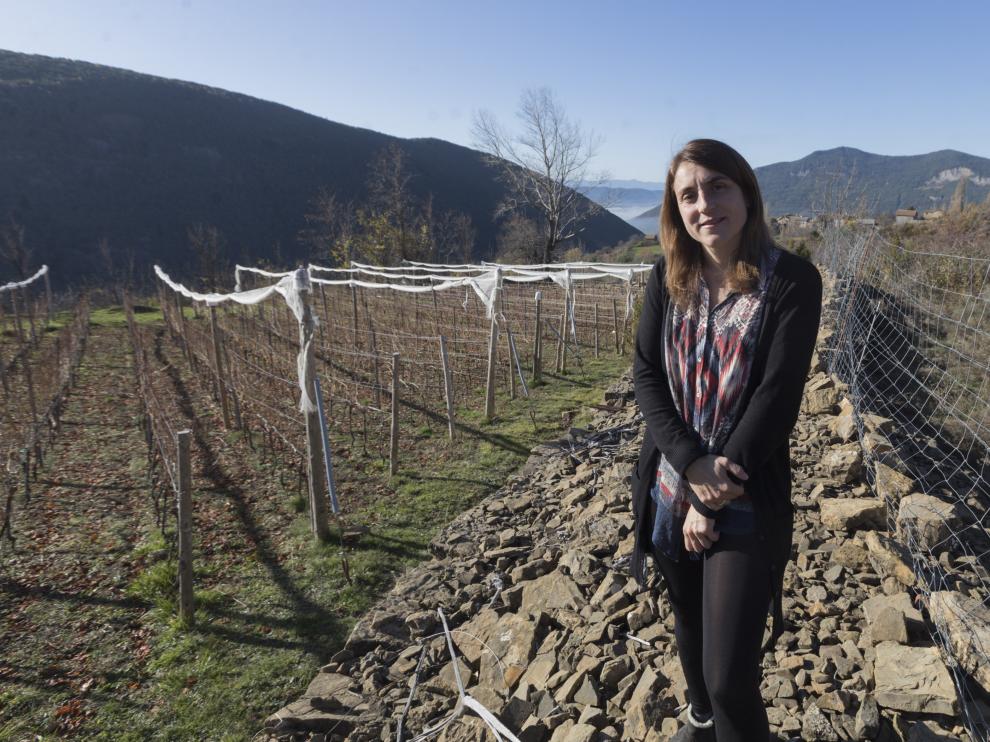Pilar Gracia, junto a uno de los campos donde ha plantado vides.