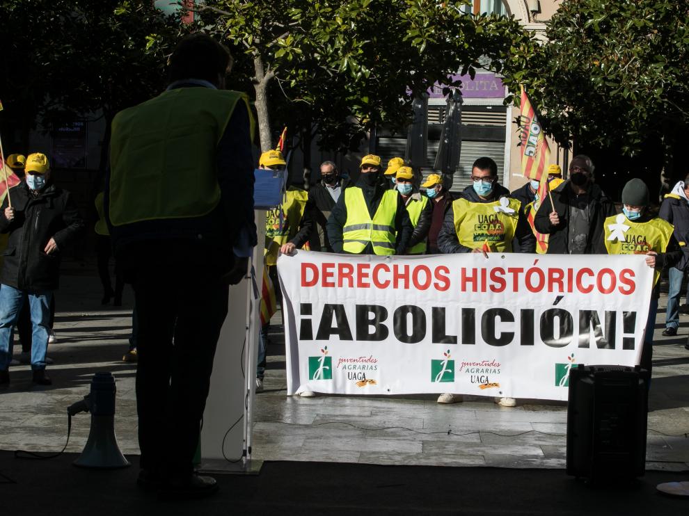 Jóvenes de UAGA en la protesta de este lunes en la plaza del Pilar de Zaragoza.